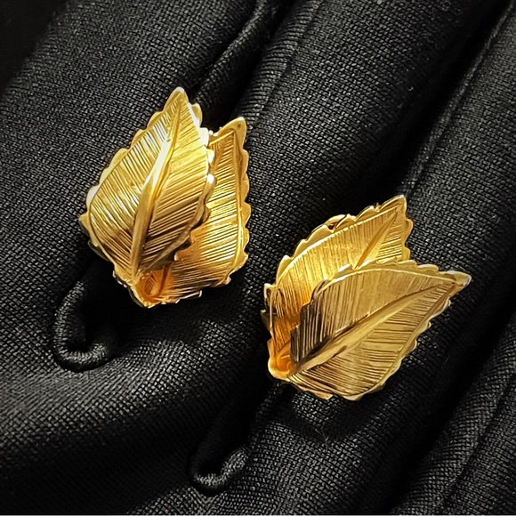 ✨Elegant Vintage Giovanni Signed Figural Leaves Clip-on Earrings - Picture 2 of 5